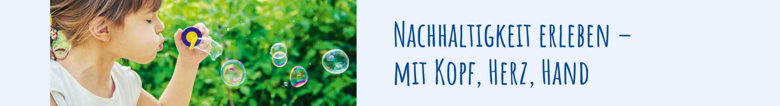 Mädchen spielt mit Seifenblasen