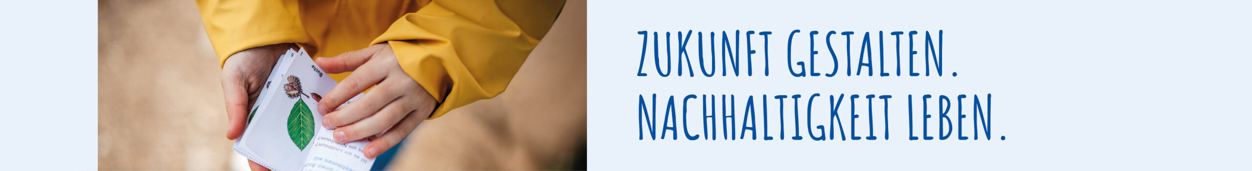 Kind hält Buch mit Text über Eichen